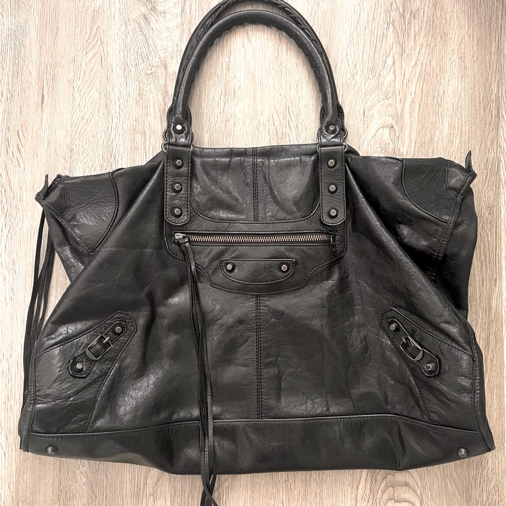 * Stunning BALENCIAGA Distressed Leather Classic Hardware City Duffle Bag Black
